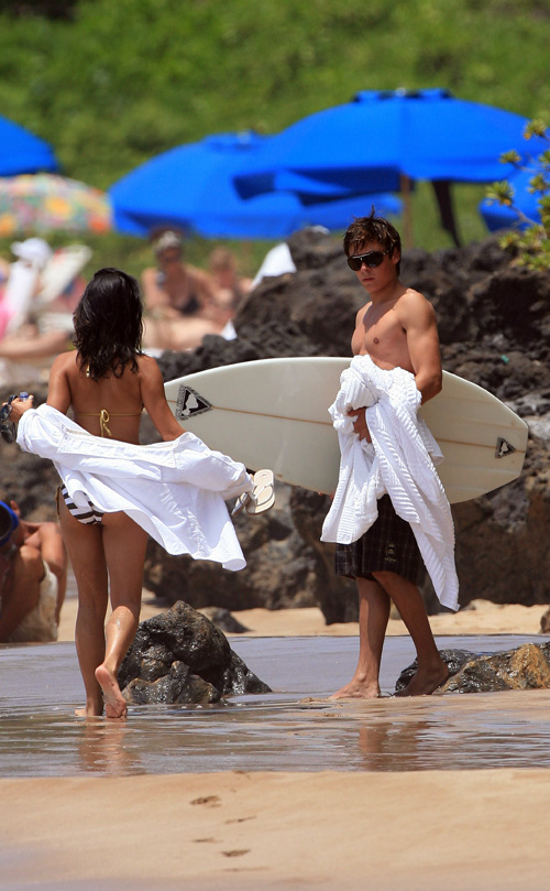 zac-efron-vanessa-hudgens-hawaii-831-16.jpg