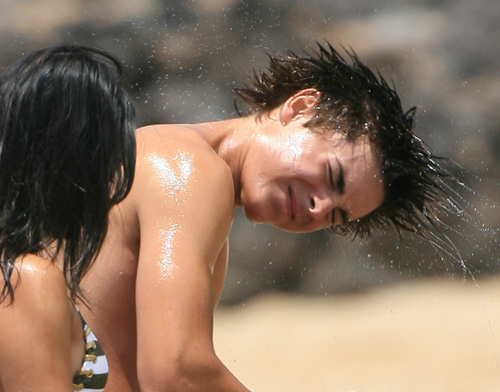 zac-efron-vanessa-hudgens-hawaii-831-19.jpg