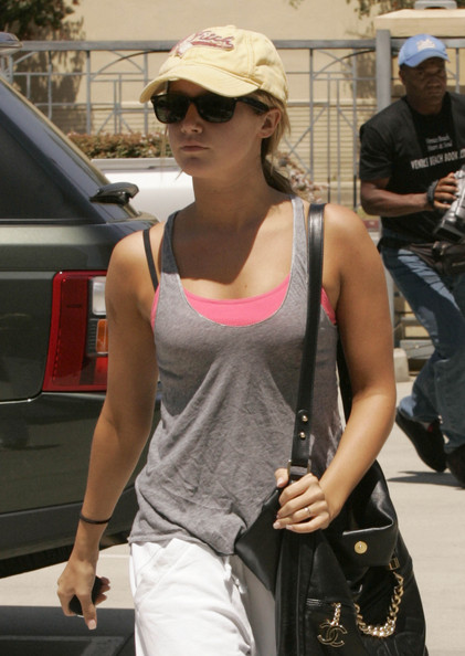 Ashley+Tisdale+Visits+Day+Spa+qa0DRSE8wS9l.jpg